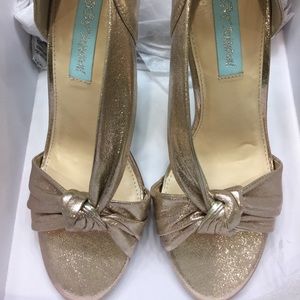 Blue by Betsey Johnson gold heels size 6.5 NEW!